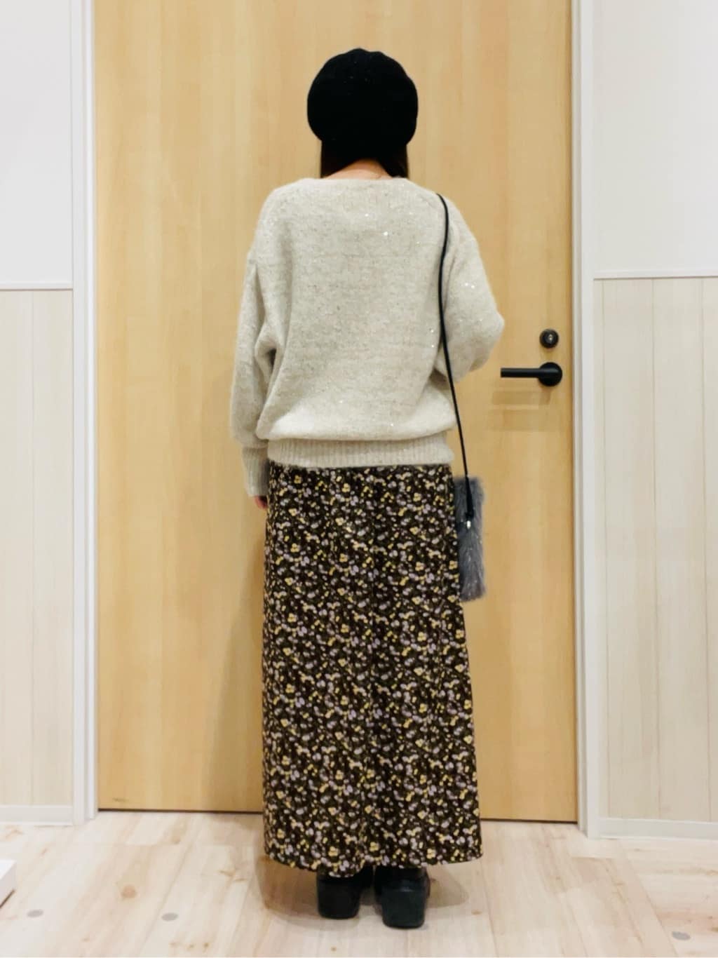 minamiさんの「SHOO･LA･RUE｜【洗濯機可/S-LL】上品にキラリと華やぐ スパンコールニット」を使ったコーディネート