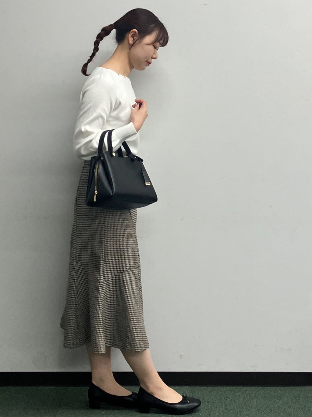 MAYUKIさんの「index｜ラメスカラップビジューデザインニット【洗濯機OK】《6col／S～LL》」を使ったコーディネート