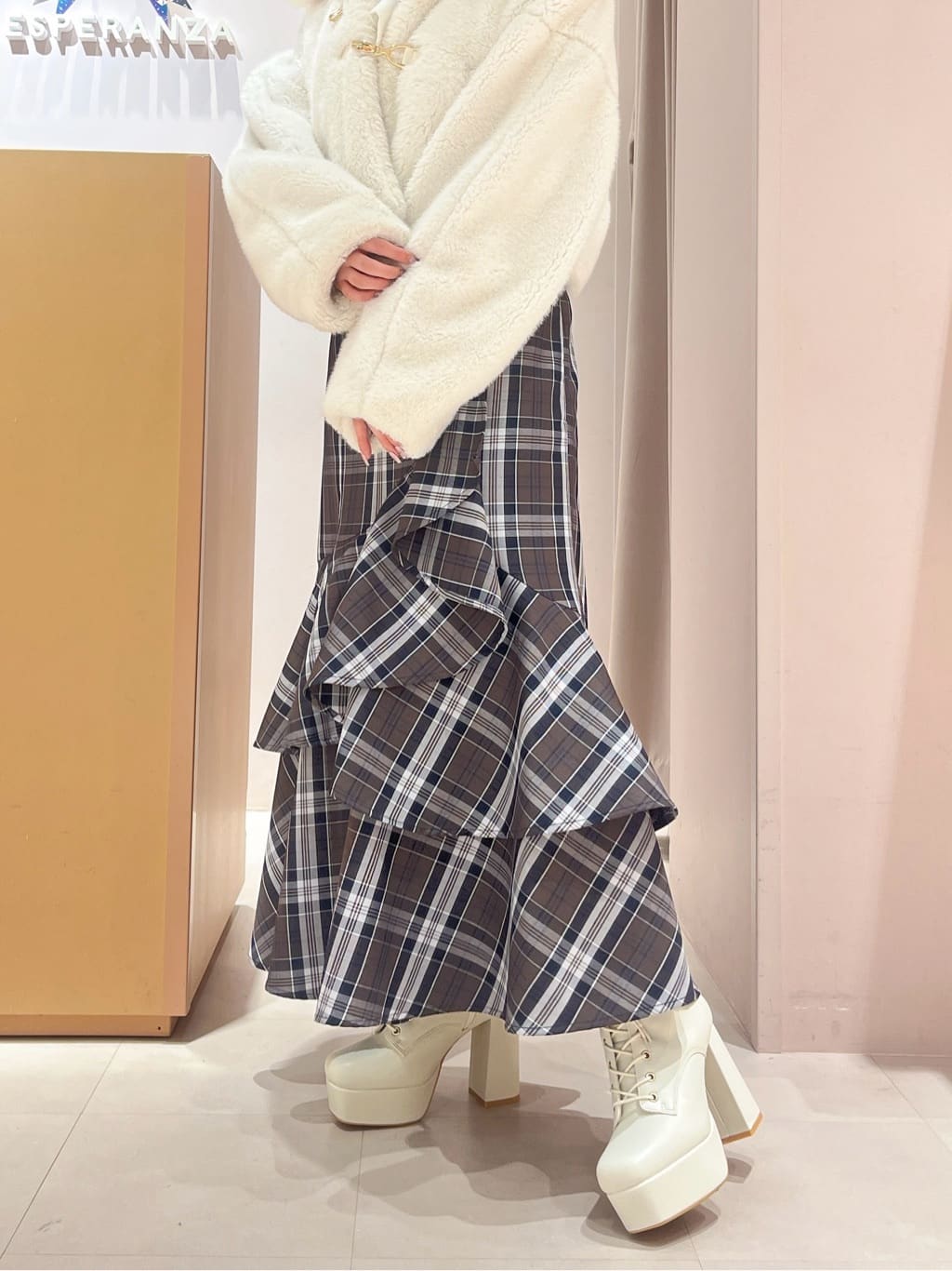 このかさんの「ESPERANZA｜【ラク盛り／ショートブーツ】リピーター続出／脚長美脚 3WAYボアレースアップショートブーツ」を使ったコーディネート