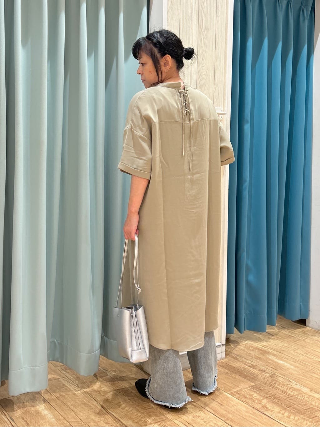 わかさんの「SHOO･LA･RUE｜【S-LL/洗濯後しわになりにくい/体型カバー】後ろ姿もサマになる バックレースアップチュニック」を使ったコーディネート