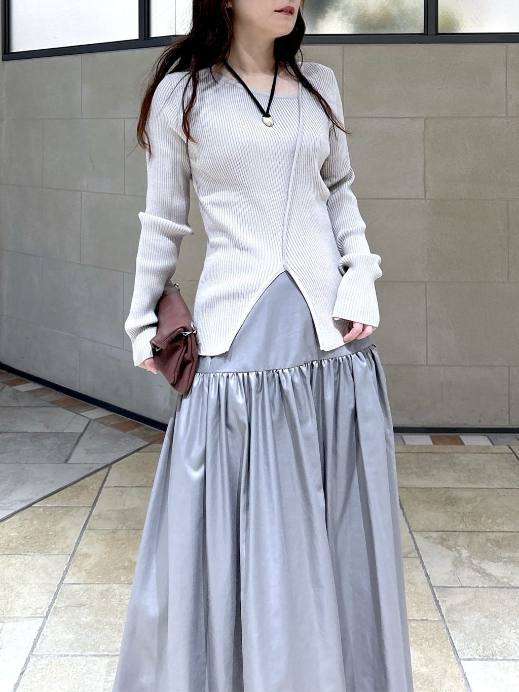 よねさんの「INDIVI｜レザーライクマキシスカート」を使ったコーディネート