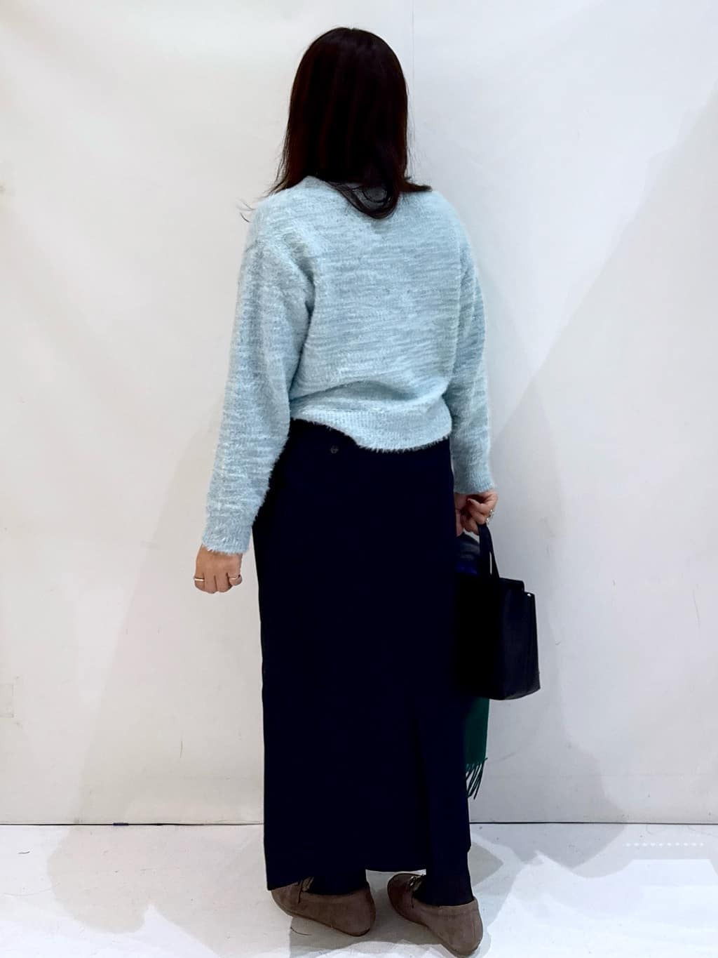 nakkoさんの「OPAQUE.CLIP｜スパンコールフェザーVネックニット【洗濯機OK】」を使ったコーディネート