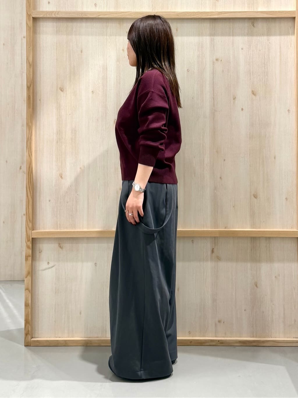 nanaさんの「THE SHOP TK｜【すっきりシルエットが叶う】大人のためのVネックニット/毛玉になりにくい/静電気防止/洗濯機OK」を使ったコーディネート