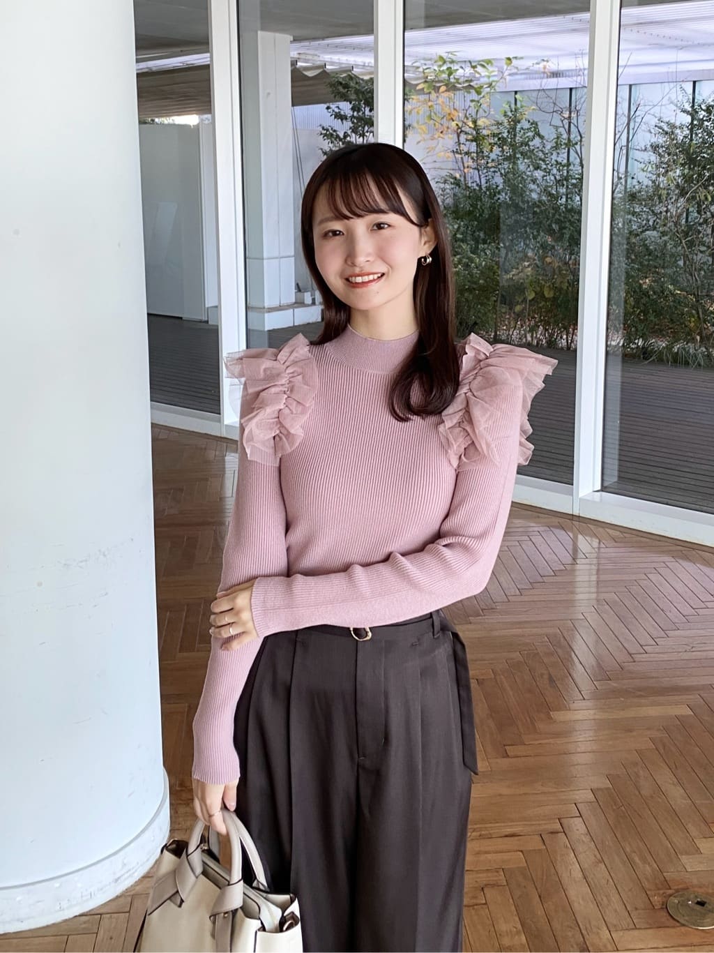 みさかさんの「index｜ショルダーチュールフリルハイネックニット【洗濯機OK／抗ピル】」を使ったコーディネート