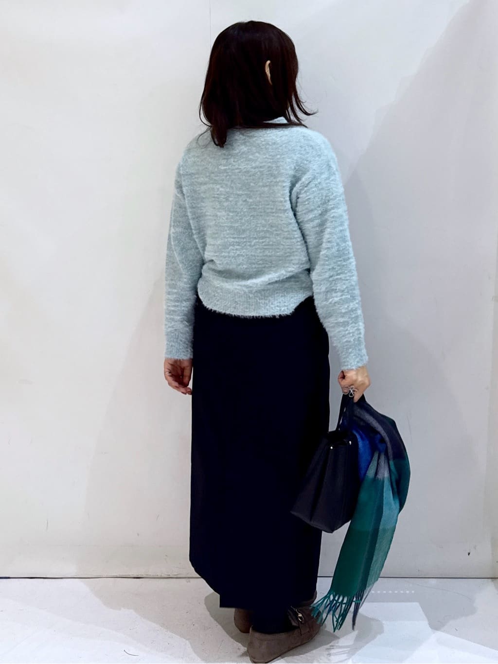 nakkoさんの「OPAQUE.CLIP｜スパンコールフェザーVネックニット【洗濯機OK】」を使ったコーディネート