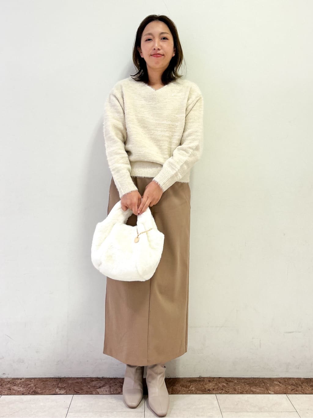 madokaさんの「OPAQUE.CLIP｜スパンコールフェザーVネックニット【洗濯機OK】」を使ったコーディネート
