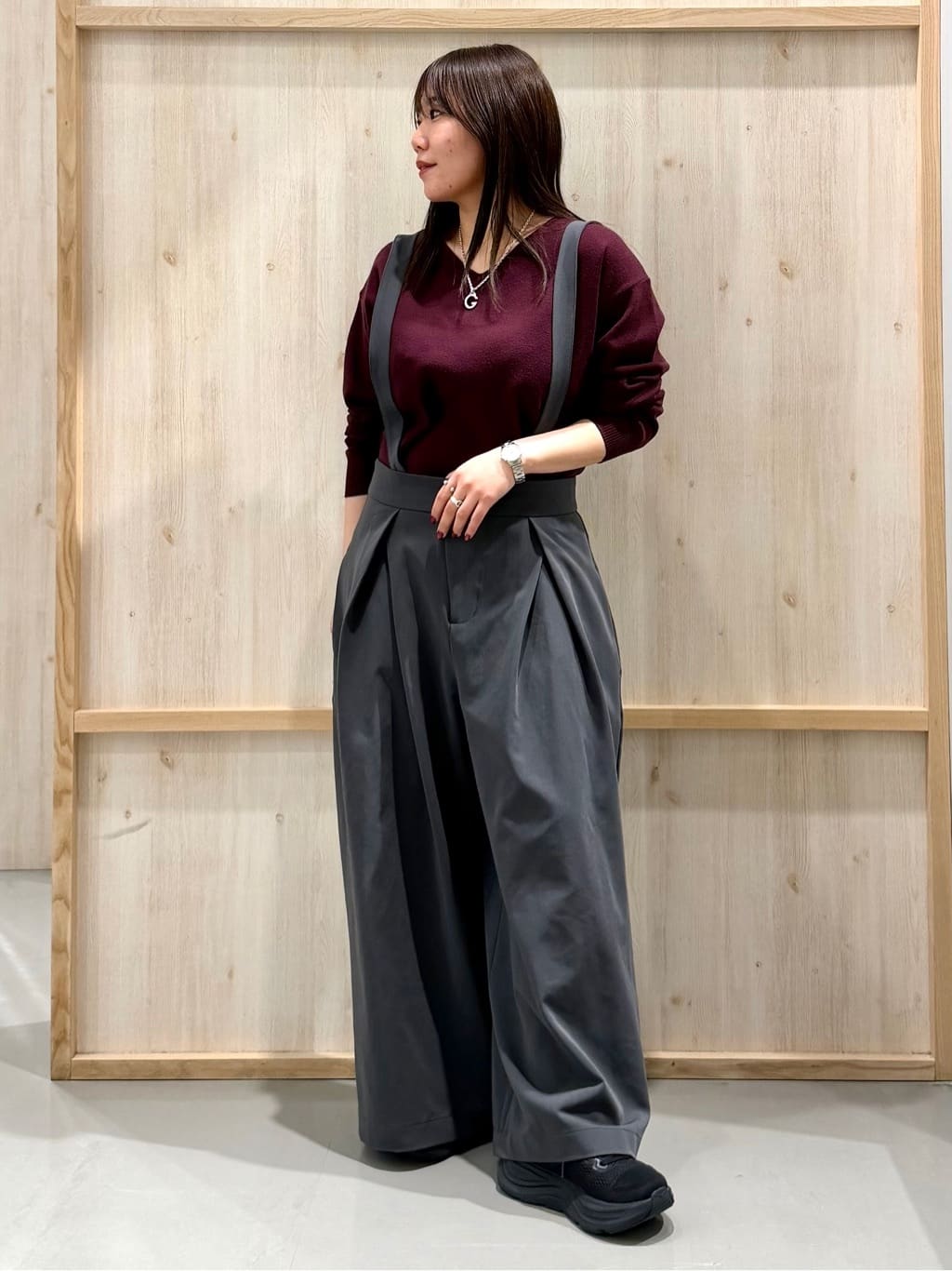 nanaさんの「THE SHOP TK｜【すっきりシルエットが叶う】大人のためのVネックニット/毛玉になりにくい/静電気防止/洗濯機OK」を使ったコーディネート