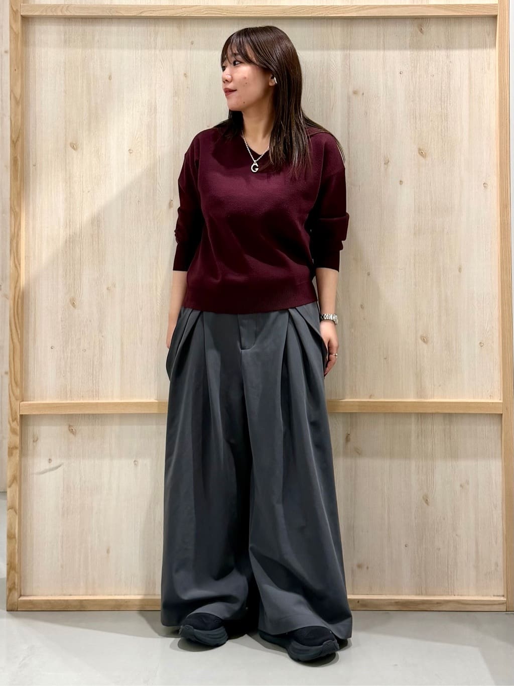 nanaさんの「THE SHOP TK｜【すっきりシルエットが叶う】大人のためのVネックニット/毛玉になりにくい/静電気防止/洗濯機OK」を使ったコーディネート