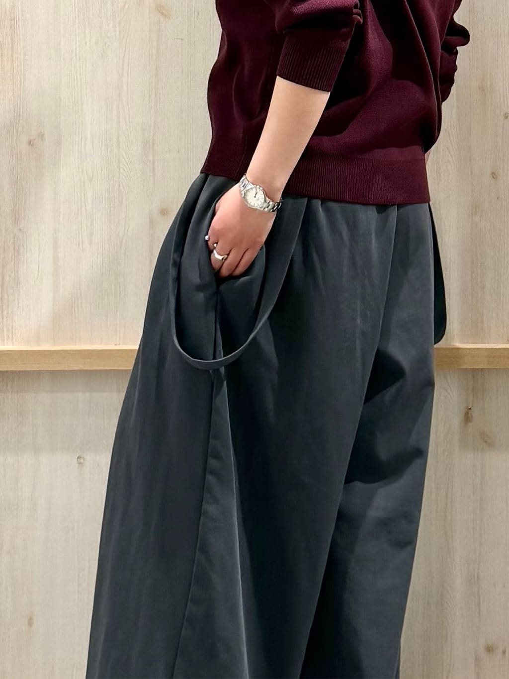 nanaさんの「THE SHOP TK｜【すっきりシルエットが叶う】大人のためのVネックニット/毛玉になりにくい/静電気防止/洗濯機OK」を使ったコーディネート