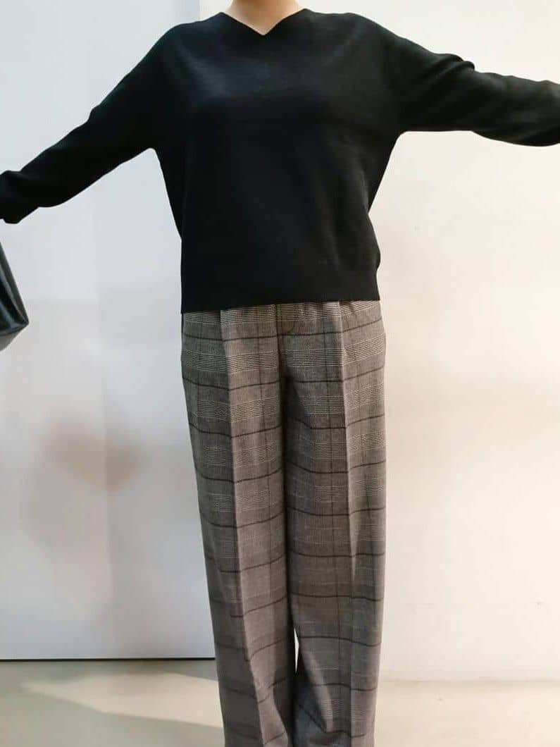 あんさんの「THE SHOP TK｜【すっきりシルエットが叶う】大人のためのVネックニット/毛玉になりにくい/静電気防止/洗濯機OK」を使ったコーディネート