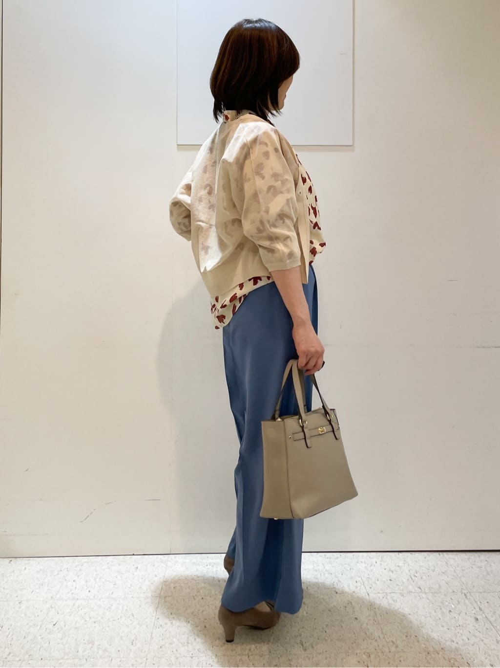 めいさんの「Reflect｜【ジャケットのインナーにおすすめ◎】花柄タックデザインブブラウス」を使ったコーディネート