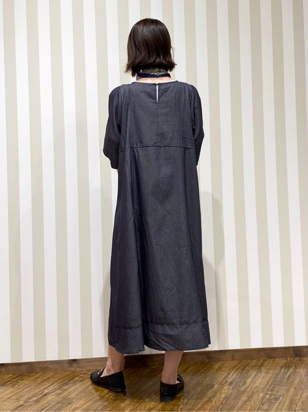 SAOさんの「SHOO･LA･RUE｜【S-LL】配色ステッチがアクセント デニムワンピース」を使ったコーディネート