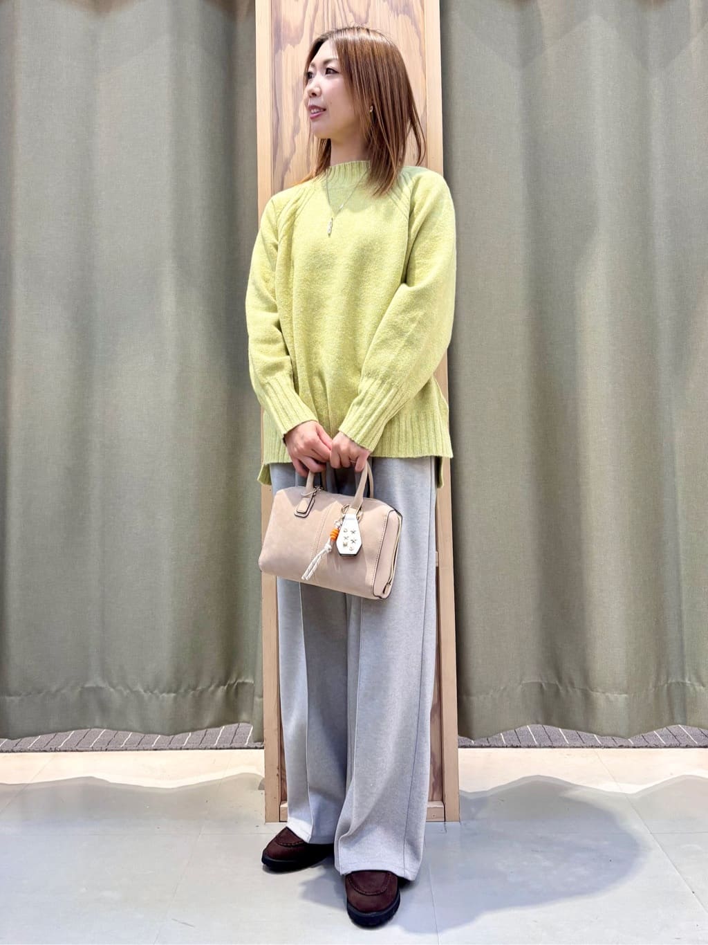 HaNeさんの「THE SHOP TK｜ふんわり柔らかきれい色 ウール混ハイネックニット」を使ったコーディネート