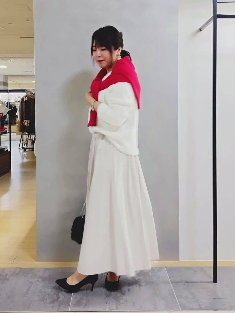 TOMOMIさんの「INDIVI｜レザー調ギャザースカート」を使ったコーディネート