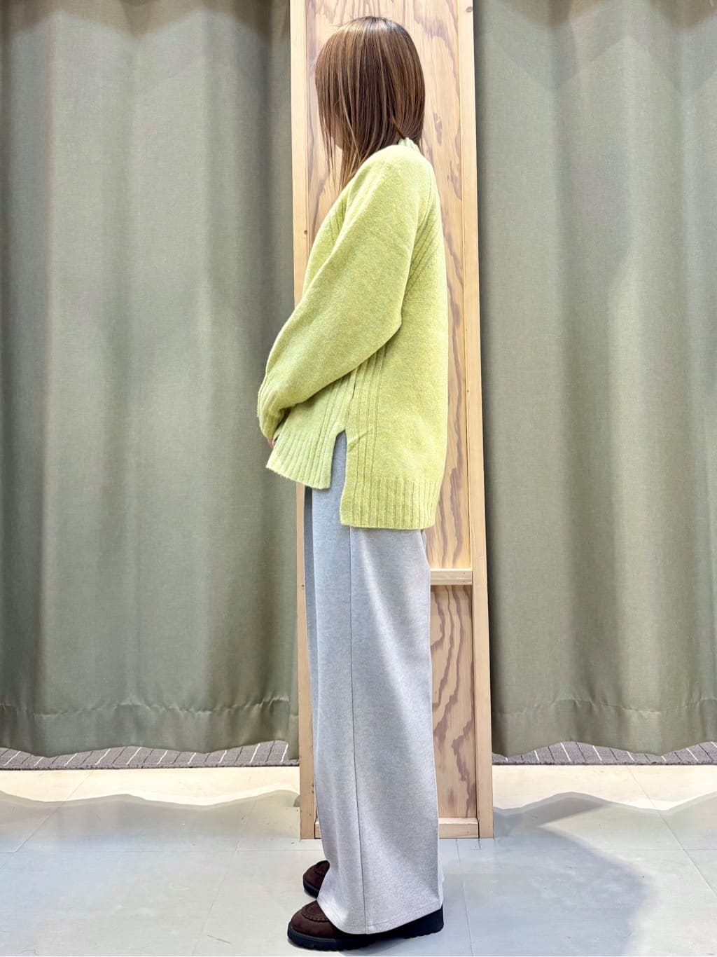 HaNeさんの「THE SHOP TK｜ふんわり柔らかきれい色 ウール混ハイネックニット」を使ったコーディネート