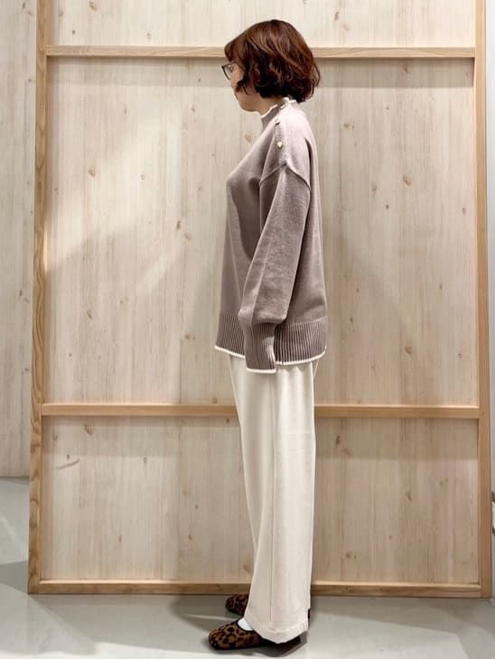 nakoさんの「THE SHOP TK｜【インしないで着られる】金ボタン ハイネックニット/毛玉になりにくい/静電気防止/洗濯機OK」を使ったコーディネート