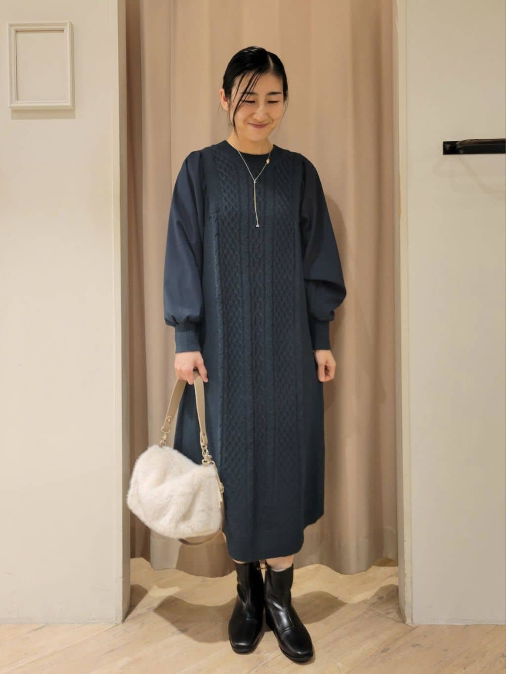 いそさんの「grove｜一枚で華やぐ、袖布帛ケーブルニットワンピース」を使ったコーディネート