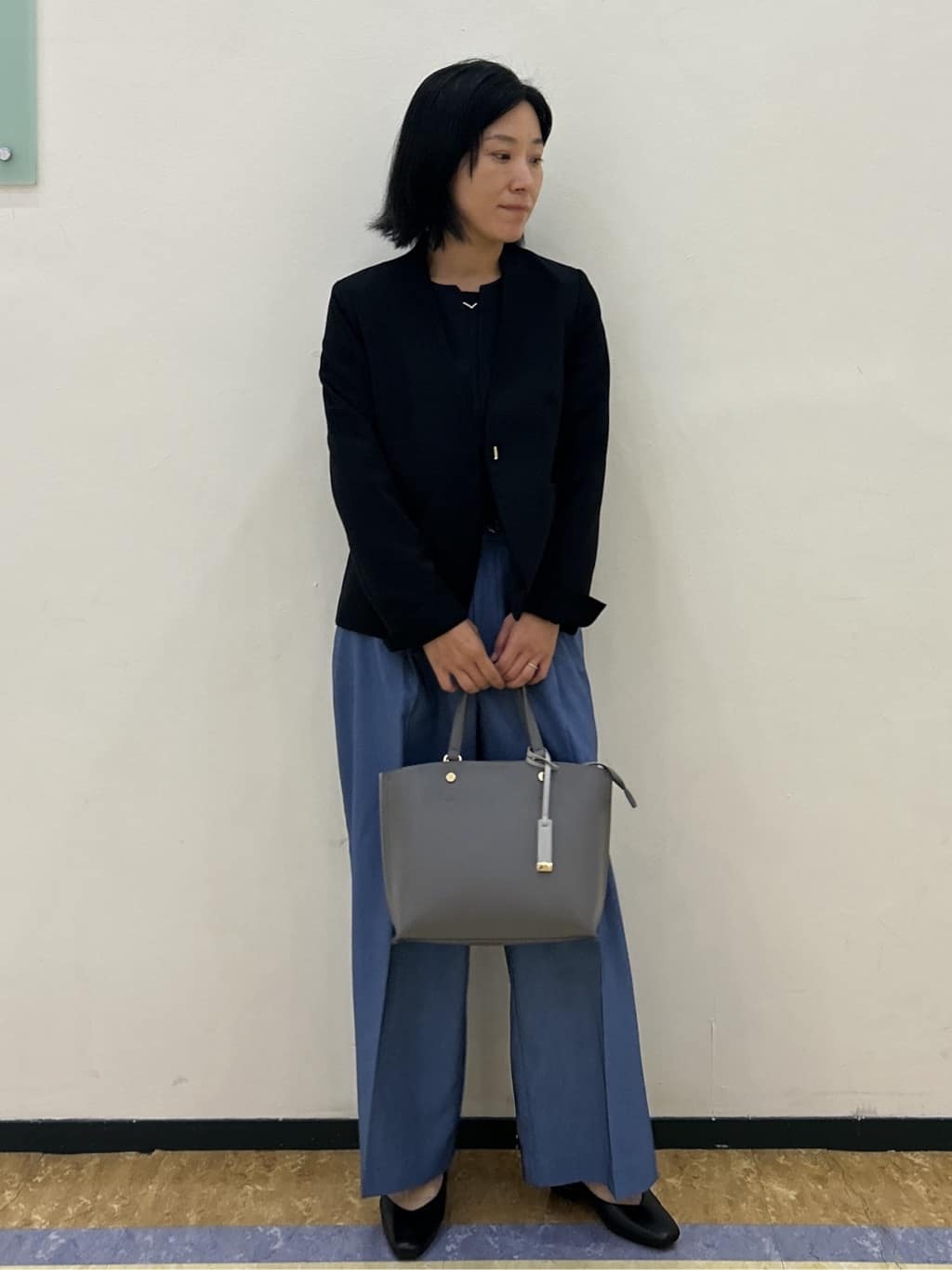 su.さんの「index｜【抗菌防臭加工／生活防水】メタルパーツVフラットパンプス」を使ったコーディネート