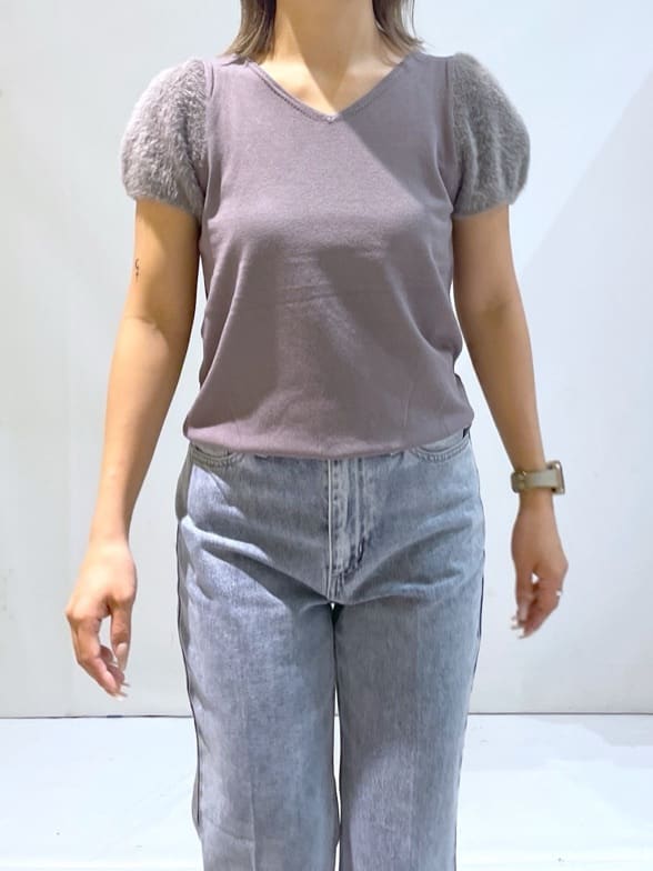 manaさんの「OPAQUE.CLIP｜《6色展開》フェザーパフスリーブVネックニット【洗濯機洗い可】」を使ったコーディネート