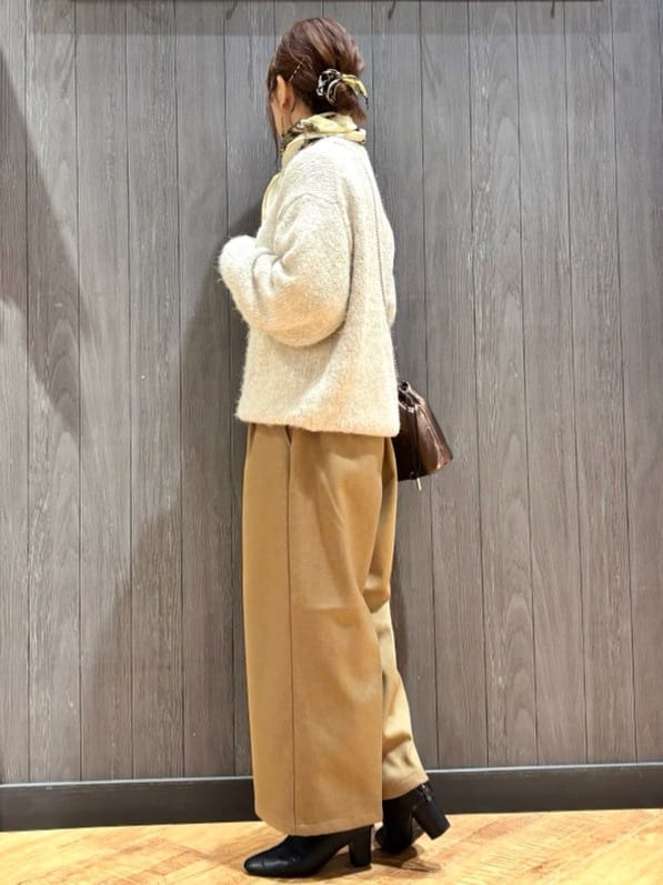 meiさんの「SHOO･LA･RUE｜【洗濯機可/S-LL】上品にキラリと華やぐ スパンコールニット」を使ったコーディネート