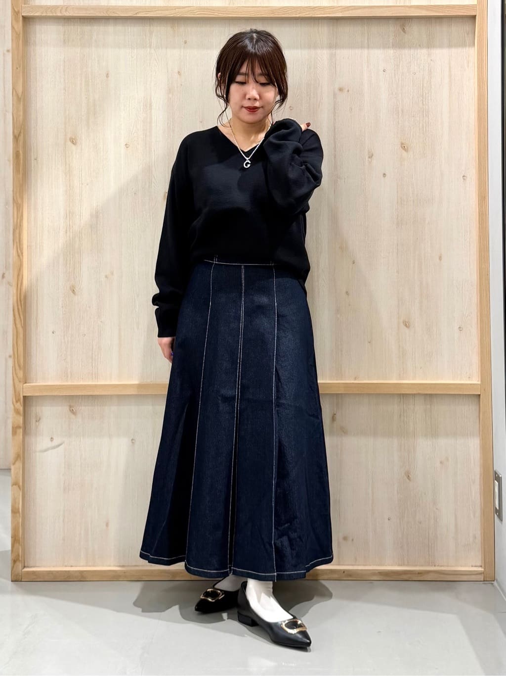 nanaさんの「THE SHOP TK｜【すっきりシルエットが叶う】大人のためのVネックニット/毛玉になりにくい/静電気防止/洗濯機OK」を使ったコーディネート