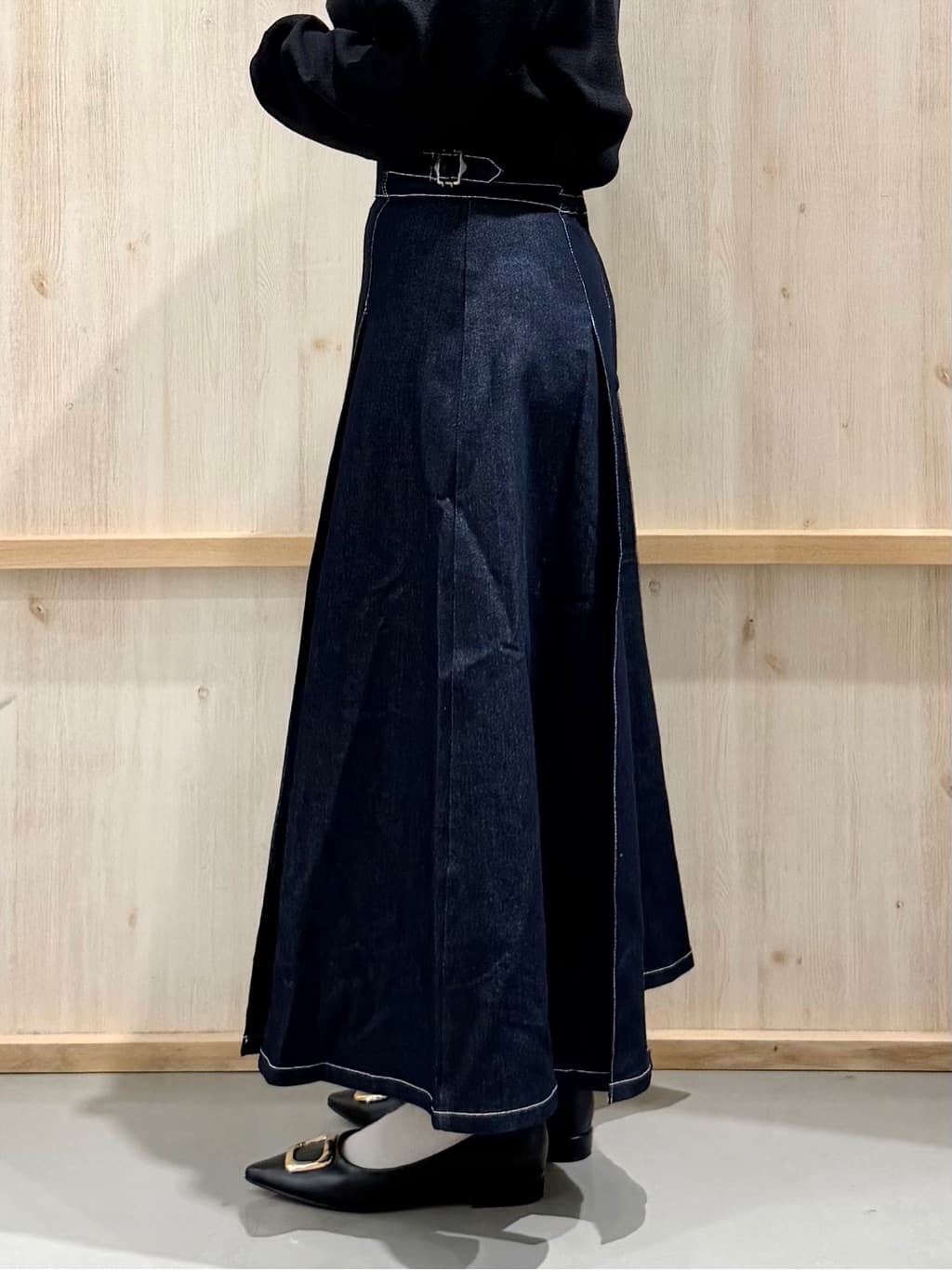 nanaさんの「THE SHOP TK｜【すっきりシルエットが叶う】大人のためのVネックニット/毛玉になりにくい/静電気防止/洗濯機OK」を使ったコーディネート