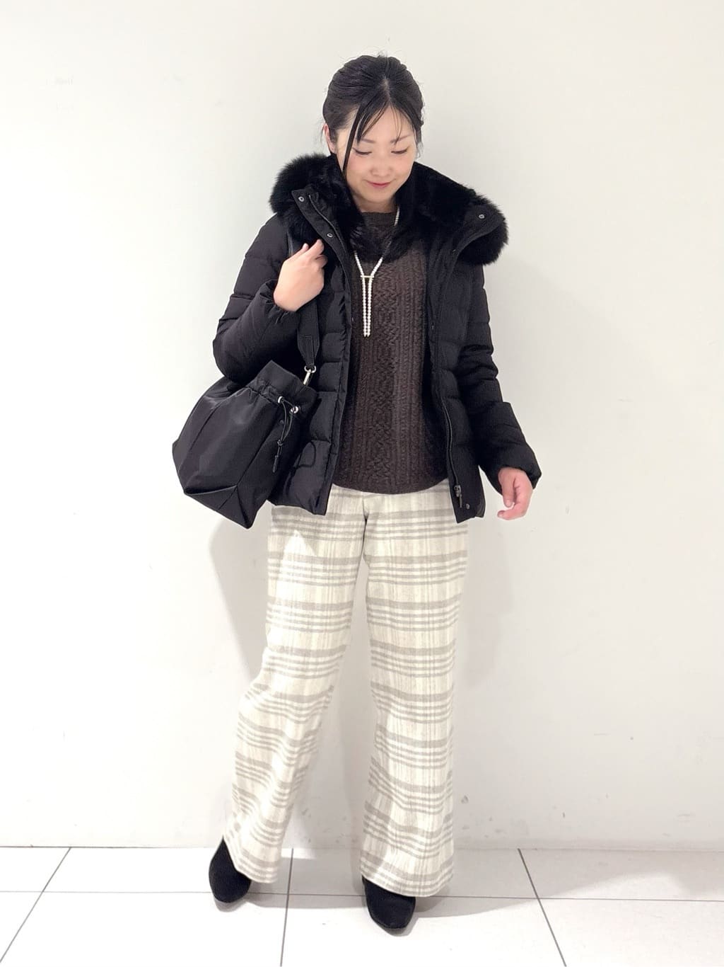 momokoさんの「INDIVI｜【名品／撥水／抗菌防臭】ショート丈リサイクルダウンコート」を使ったコーディネート