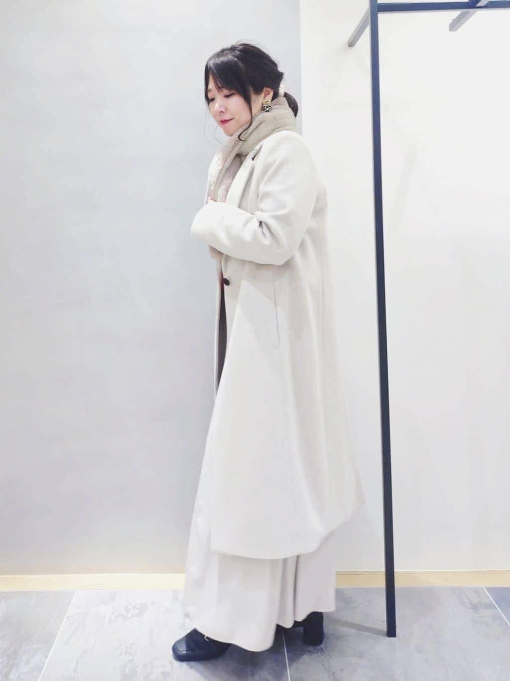 TOMOMIさんの「INDIVI｜【ウール混ラメ素材】Vネック煌めきニット」を使ったコーディネート