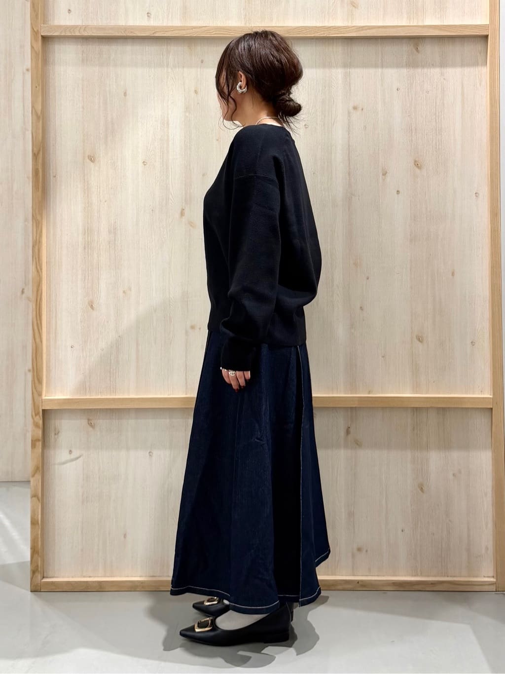 nanaさんの「THE SHOP TK｜【すっきりシルエットが叶う】大人のためのVネックニット/毛玉になりにくい/静電気防止/洗濯機OK」を使ったコーディネート