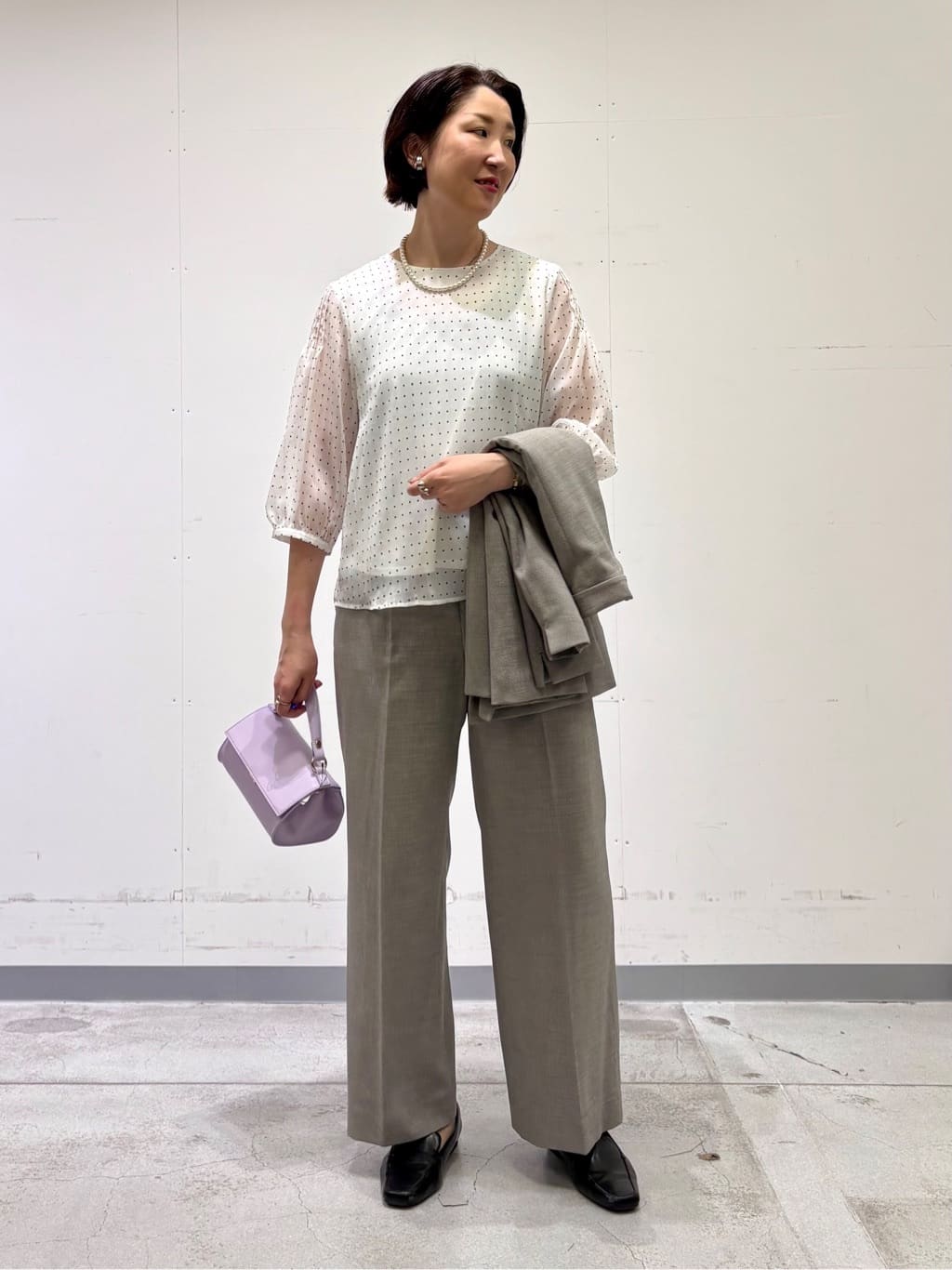 yuriさんの「INDIVI｜【洗える／セットアップ可能】凹凸ストレッチ素材ストレートパンツ」を使ったコーディネート