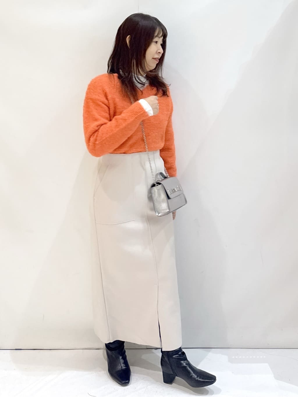 nakkoさんの「OPAQUE.CLIP｜スパンコールフェザーVネックニット【洗濯機OK】」を使ったコーディネート