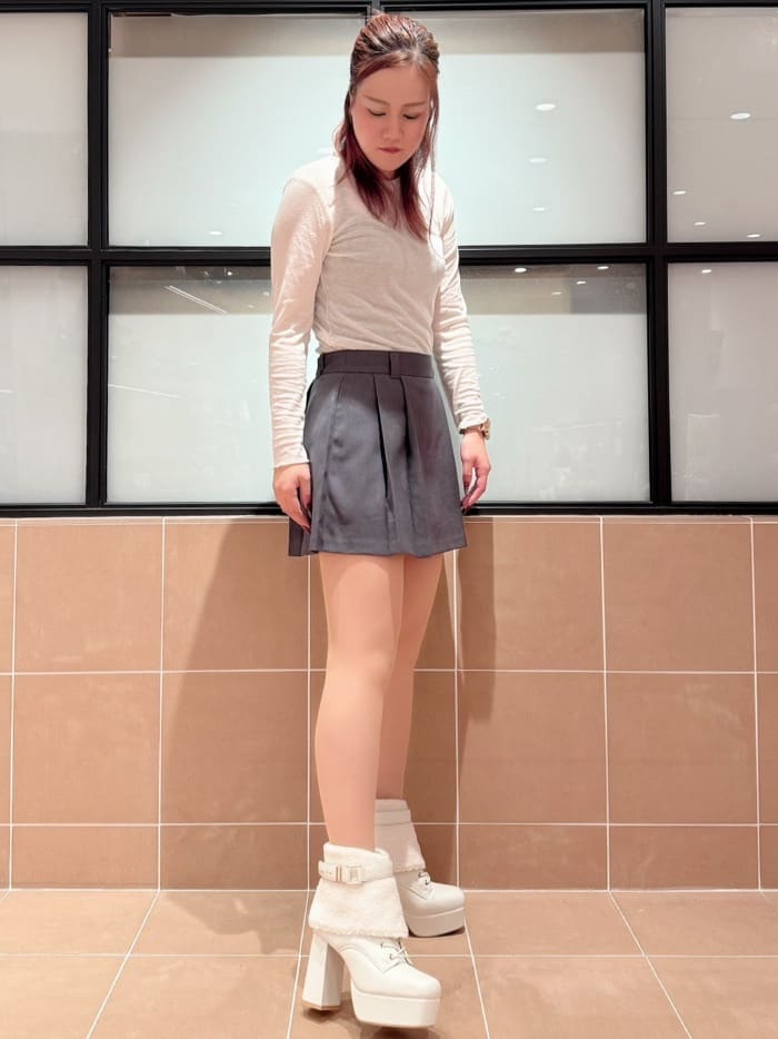 すみれさんの「ESPERANZA｜【ラク盛り／ショートブーツ】リピーター続出／脚長美脚 3WAYボアレースアップショートブーツ」を使ったコーディネート