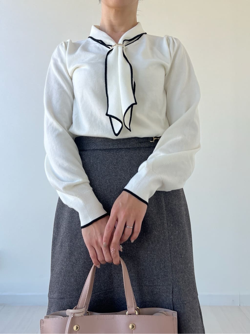 Mori Moriさんの「index｜ゴールドパーツ付きボウタイニット【洗濯機OK】《10col／XS～LL》」を使ったコーディネート
