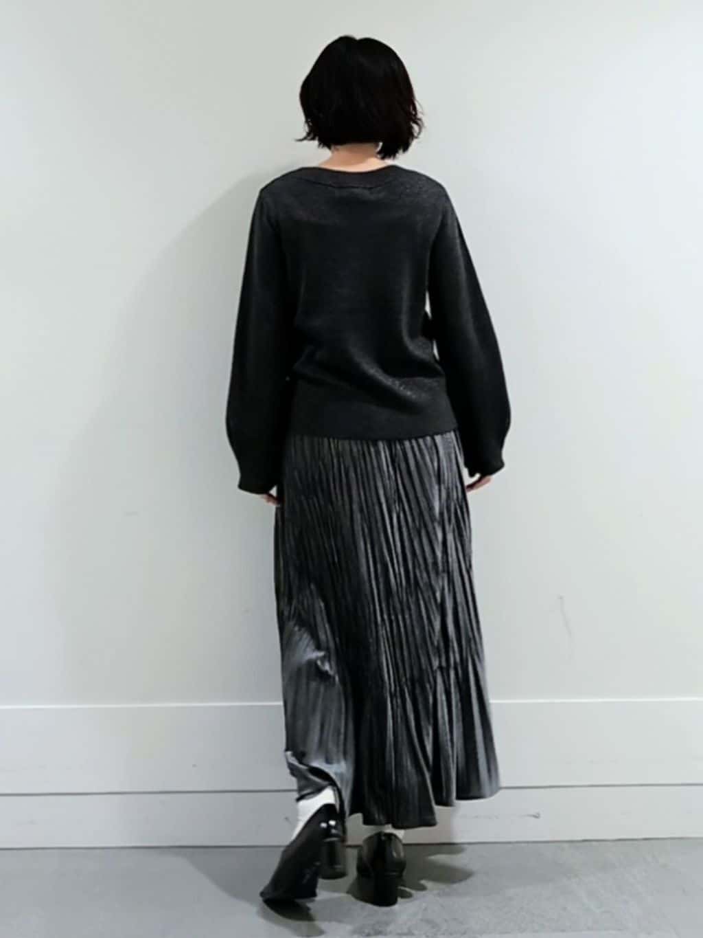 ミズタさんの「UNTITLED｜【きれいめ/洗える】ラメ入りワイドボートネックニット」を使ったコーディネート