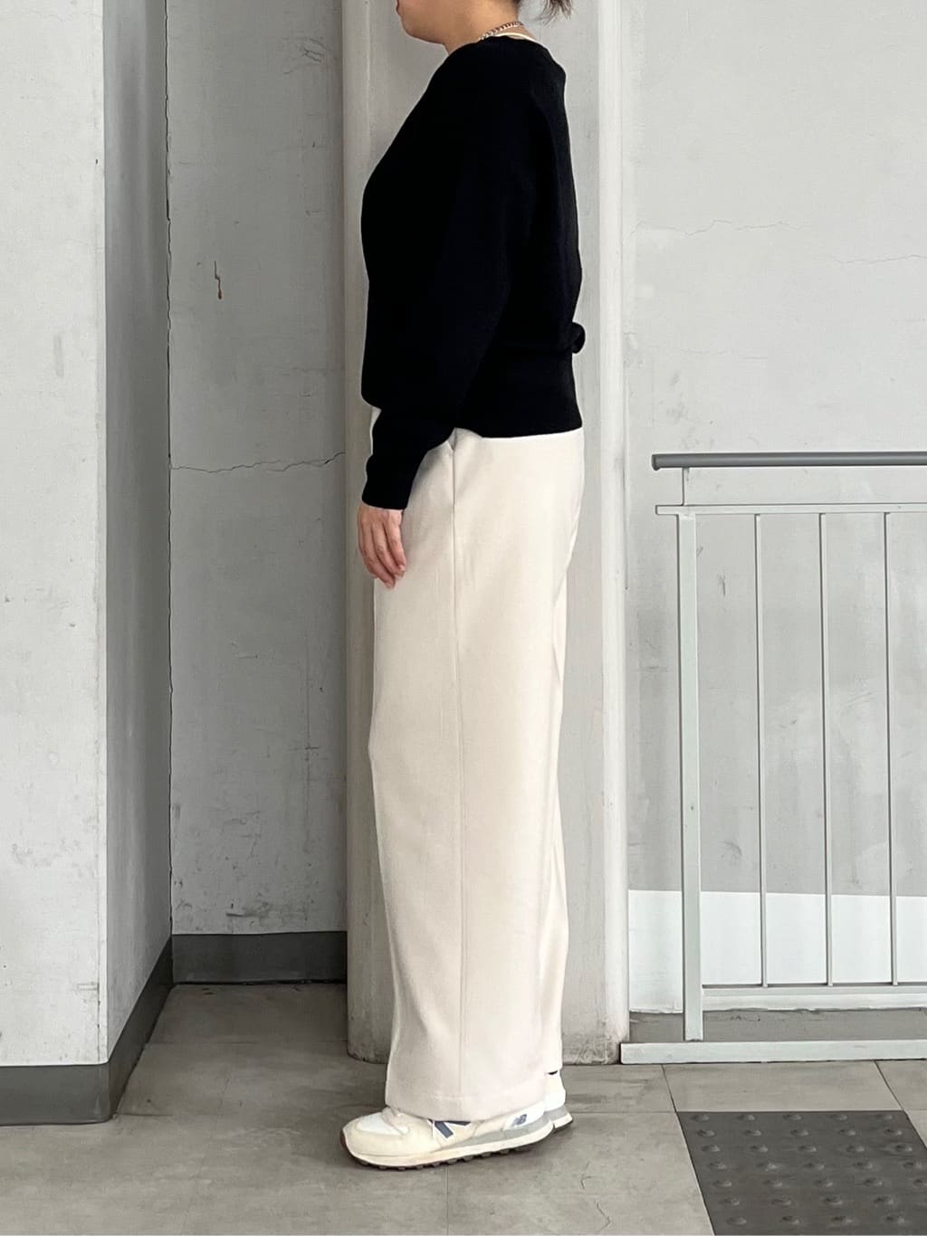 aiさんの「THE SHOP TK｜【すっきりシルエットが叶う】大人のためのVネックニット/毛玉になりにくい/静電気防止/洗濯機OK」を使ったコーディネート