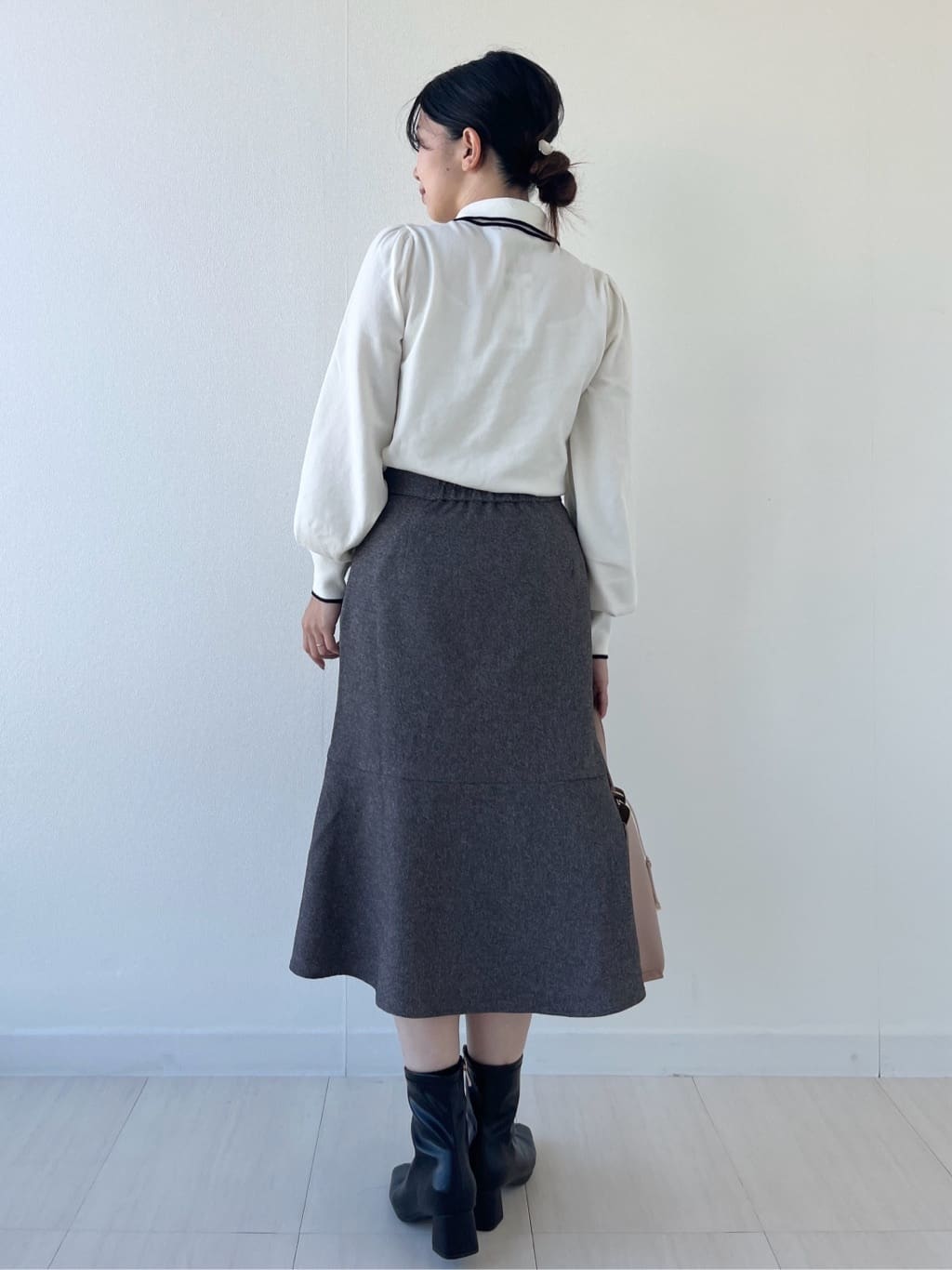 Mori Moriさんの「index｜ゴールドパーツ付きボウタイニット【洗濯機OK】《10col／XS～LL》」を使ったコーディネート