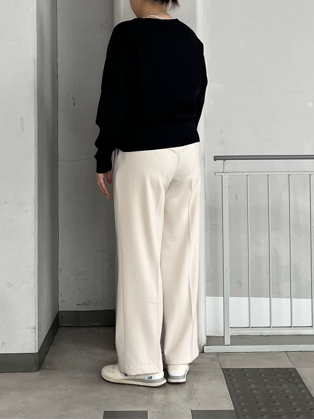 aiさんの「THE SHOP TK｜【すっきりシルエットが叶う】大人のためのVネックニット/毛玉になりにくい/静電気防止/洗濯機OK」を使ったコーディネート