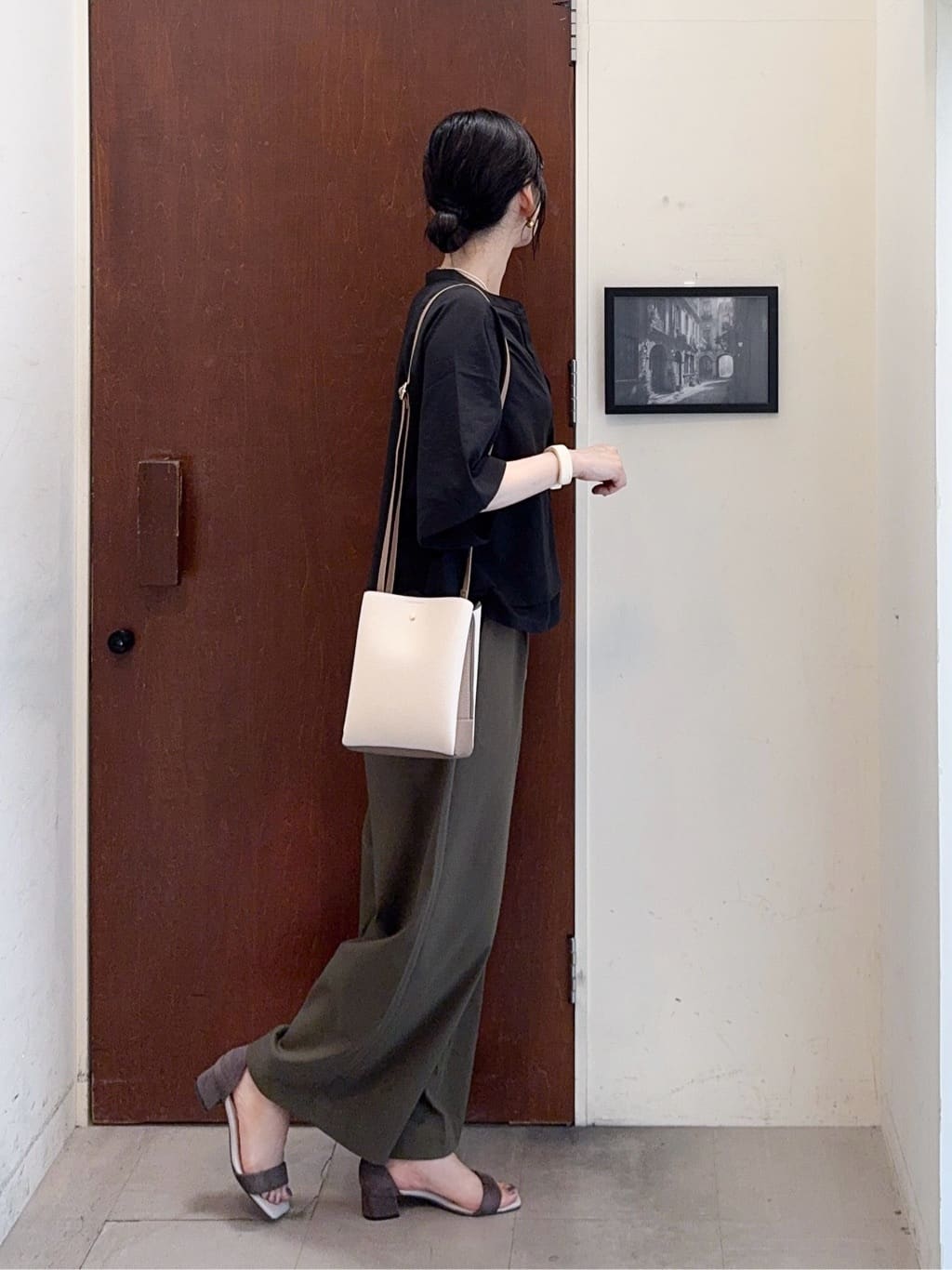 𝐇𝐢𝐫𝐨𝐦𝐢さんの「SHOO･LA･RUE｜【洗濯後しわになりにくい/UV/吸水速乾】大人きれいな バンドカラーシャツ」を使ったコーディネート