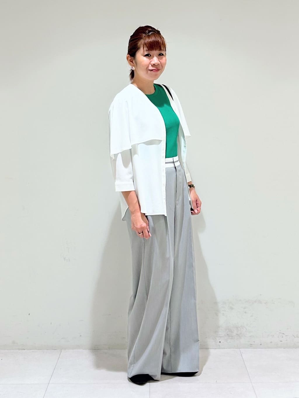 tsuyuさんの「INDIVI｜【羽織りとしても活躍！】ケープカラーブラウス」を使ったコーディネート
