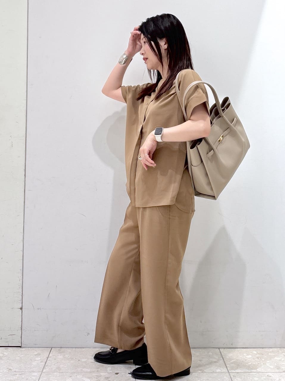 mameさんの「OPAQUE.CLIP｜《5色展開／SS-LLサイズ》スキッパー金ボタンブラウス／セットアップ対応【防シワ／ストレッチ／洗濯」を使ったコーディネート