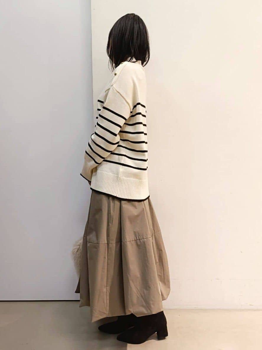 あんさんの「THE SHOP TK｜【インしないで着られる】金ボタン ハイネックニット/毛玉になりにくい/静電気防止/洗濯機OK」を使ったコーディネート