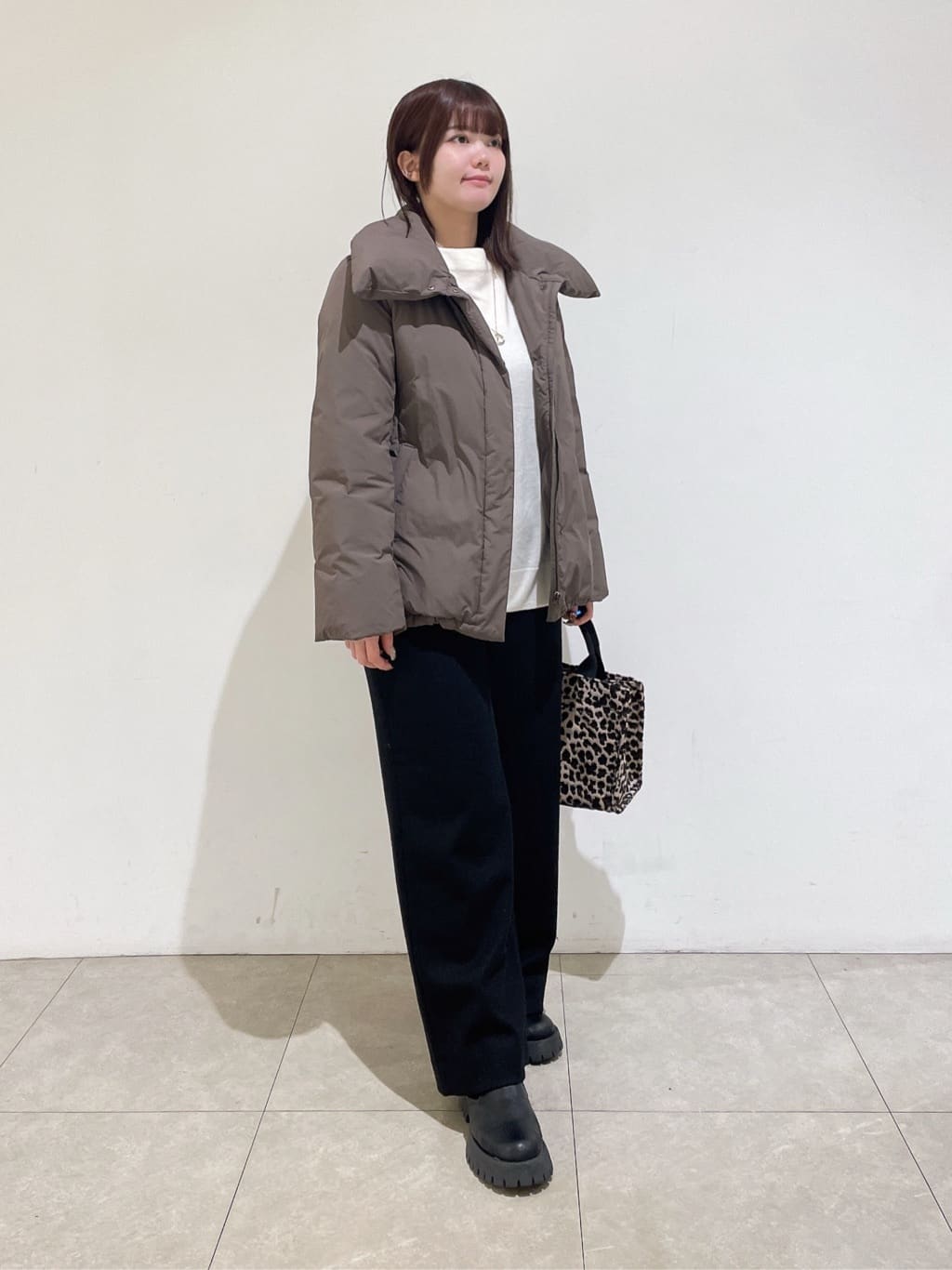 emikaさんの「INDIVI｜【撥水／洗える／デザイン衿】ステッチレス ショートダウンコート」を使ったコーディネート