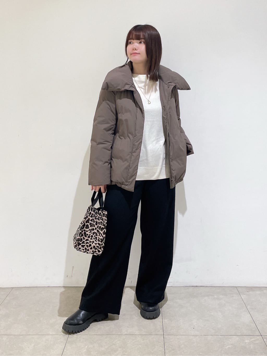 emikaさんの「INDIVI｜【撥水／洗える／デザイン衿】ステッチレス ショートダウンコート」を使ったコーディネート