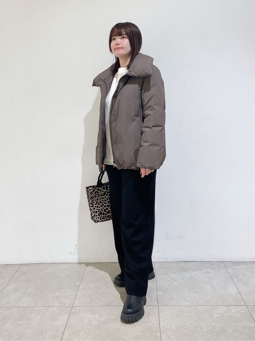 emikaさんの「INDIVI｜【撥水／洗える／デザイン衿】ステッチレス ショートダウンコート」を使ったコーディネート