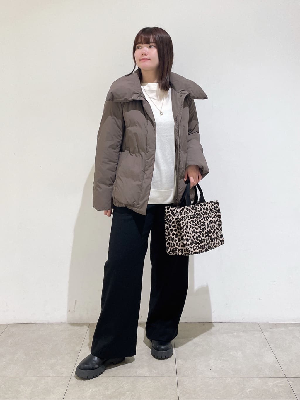 emikaさんの「INDIVI｜【撥水／洗える／デザイン衿】ステッチレス ショートダウンコート」を使ったコーディネート