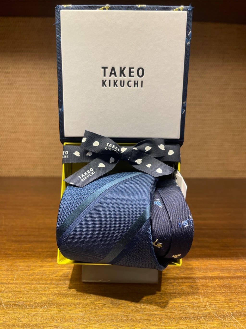 iwさんの「TAKEO KIKUCHI｜【BOXセット】クラシックシャドーストライプ ネクタイ＆タイバー」を使ったコーディネート