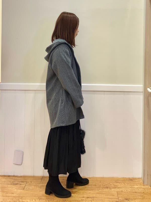 FUJIさんの「SHOO･LA･RUE｜【裏面ベロアであったか】体型をカバーしながらスマートに魅せる ケーブルジャガードコーディガン」を使ったコーディネート