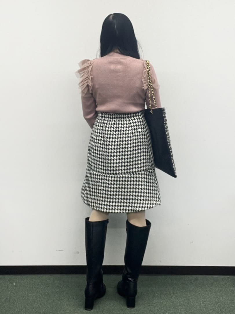 Hitomiさんの「index｜ショルダーチュールフリルハイネックニット【洗濯機OK／抗ピル】」を使ったコーディネート
