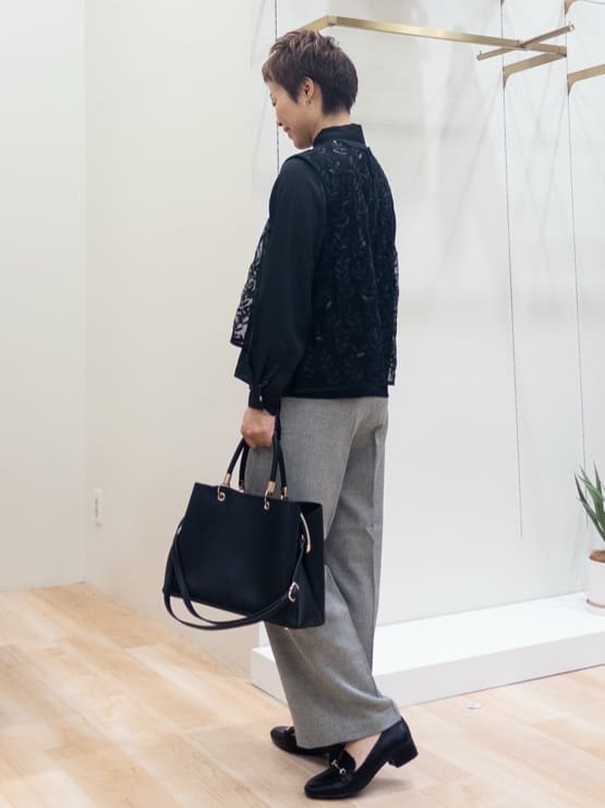 シュウコさんの「grove｜リーフ刺繍スパンコールベスト＆ブラウスセット」を使ったコーディネート