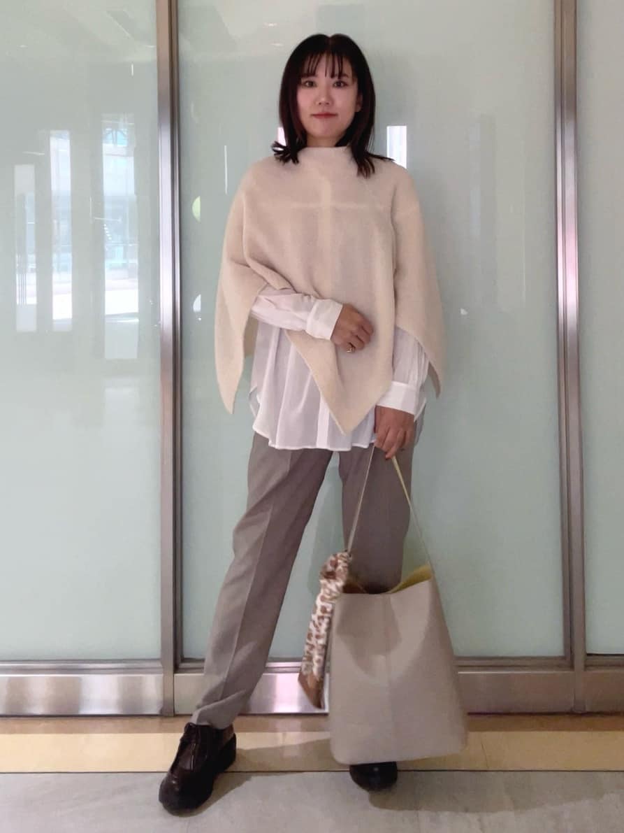 mayutaさんの「INDIVI｜【エアリー素材】ブークレケープポンチョ」を使ったコーディネート
